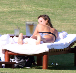 amateur Photo Jessica-alba-in-bikini-sunbathing-in-los-cabos-03