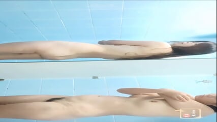 戏水游泳馆女宾换衣淋浴室内部真实曝光 环肥燕瘦各种身材小姐姐靓丽胴体 03 - EPORNER