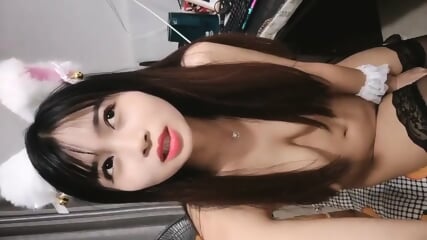 小妹妹年纪不大奶子却很大发起骚来谁能抵挡的住 - EPORNER