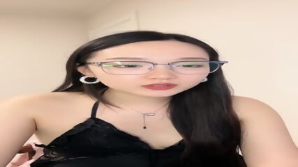 【萝莉8嗦】网红脸女神下海_蝴蝶逼道具狂插流白浆尿尿_2 - EPORNER