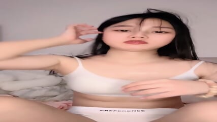 【一只小鱼】超乖大学学妹_道具自慰嫩穴毛不足百根_3 - EPORNER