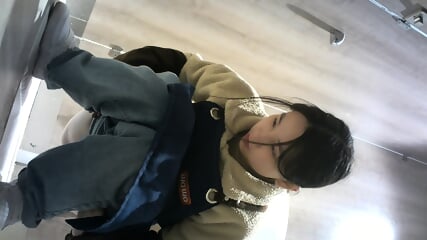 偷拍美女小便 - EPORNER