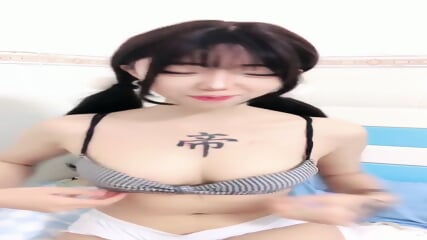 【草莓味】高颜值新人18岁双马尾！一丝不挂三点超粉_4 - EPORNER