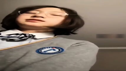 河南实验中学眼镜学妹 穿着校服激情做爱 骑乘位疯狂啪啪 满脸通红喘息不止 反差感爆棚！ مەكتەپ فورمىسى - EPORNER