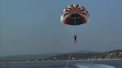 Deux Enfoirés à Saint-Tropez - 1986 - Topless Beach Parts - EPORNER